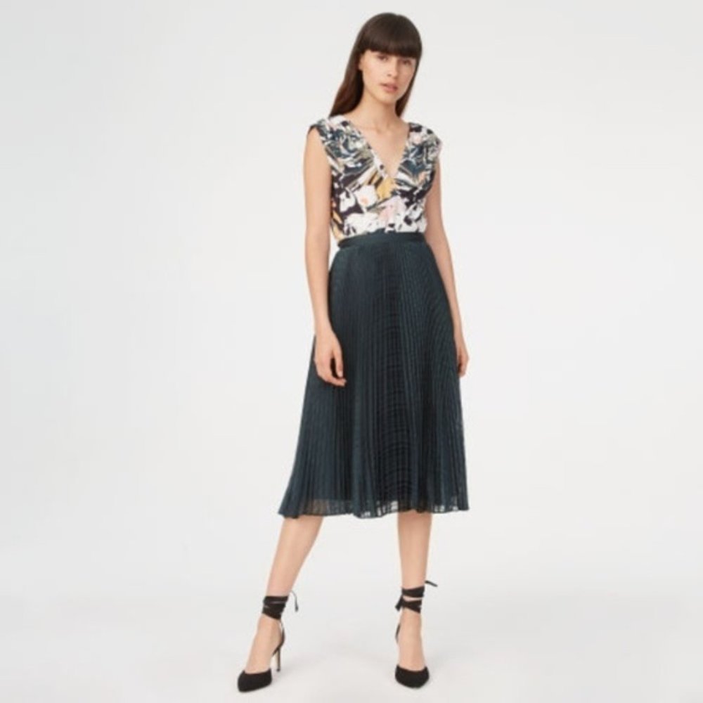 Club Monaco Elegant Black Pleated Skirt 8